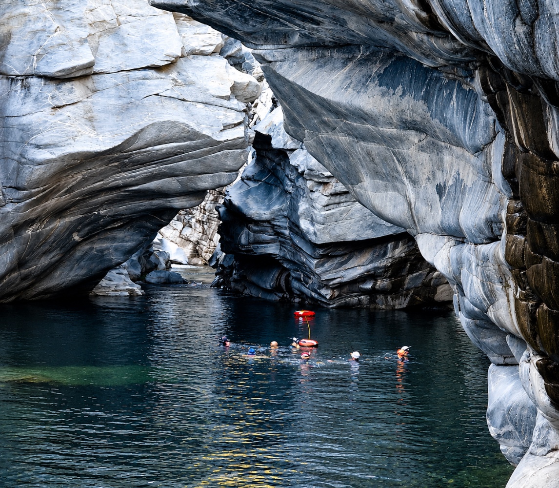 Il gruppo si allena in una gola di roccia sul fiume, in Ticino